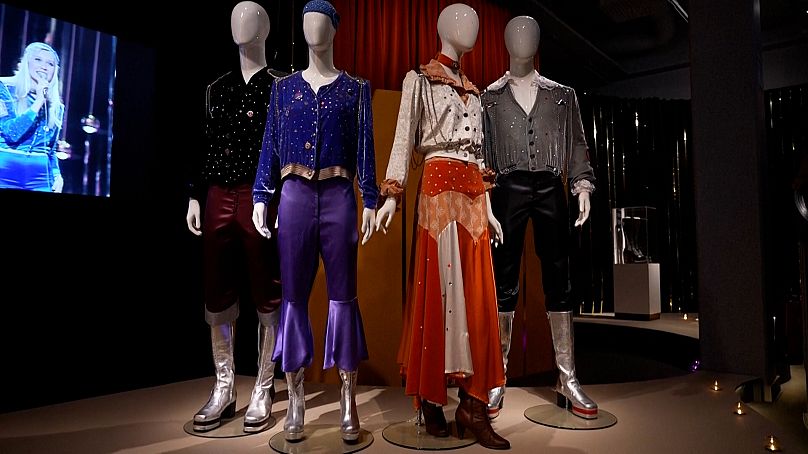 Les tenues ABBA « Waterloo » exposées lors de l’expérience ABBA World