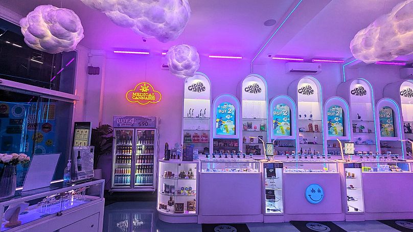 Magasin de cannabis Cloud Nine sur Sukhumvit Road, à Bangkok, affichant un panneau « cannabis médical ».