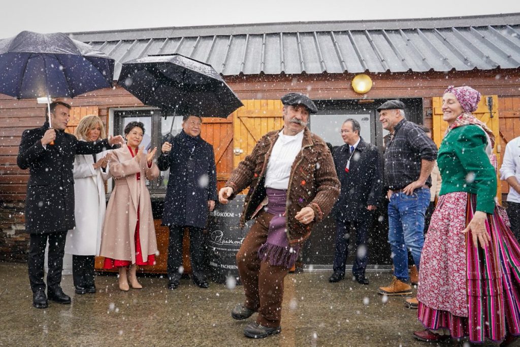 C'est aussi par le partage de nos histoires personnelles que nos relations se dessinent. Très heureux de vous accueillir au col du Tourmalet dans ces Hautes-Pyrénées qui me sont si chères, Président XI Jinping, comme vous m'avez accueilli à Canton.