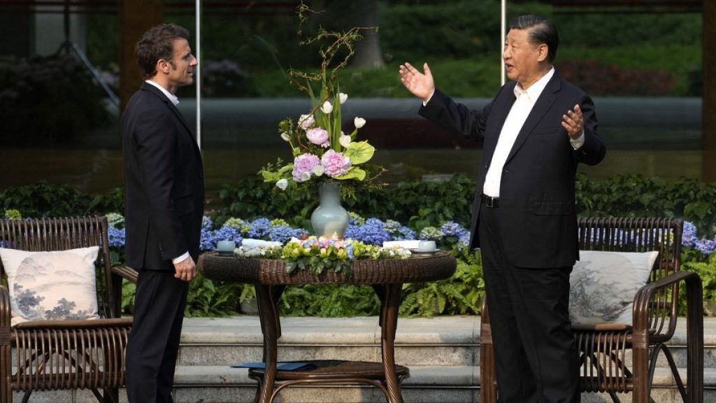 Chinese President Xi Jinping, right, and France
