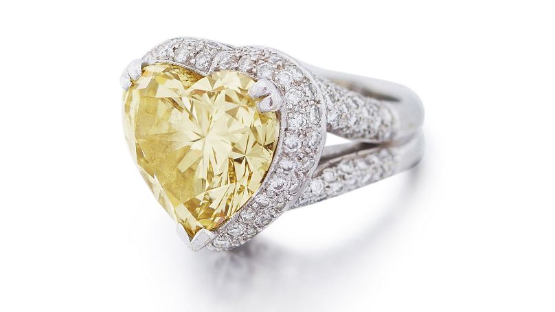 Bague en diamant jaune de Dame Shirley Bassey