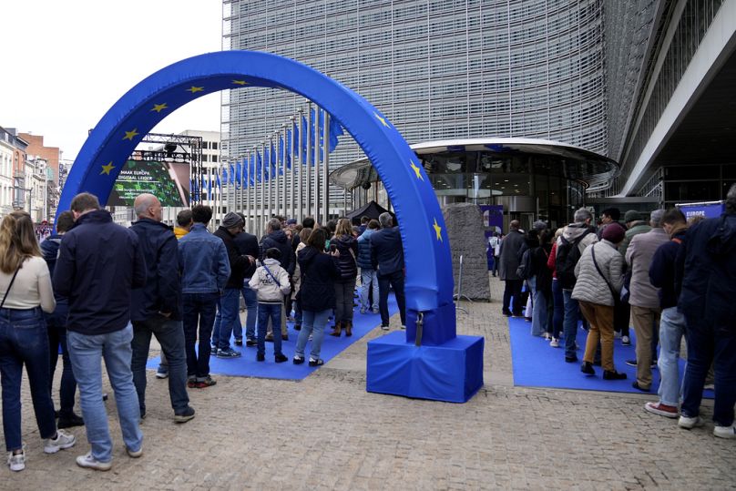 À l'occasion de la Journée de l'Europe, au début du mois, les gens font la queue pour visiter la Commission européenne dans le cadre des célébrations de la Journée de l'Europe à Bruxelles.
