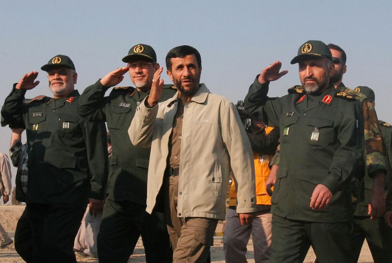 Le président iranien Mahmoud Ahmadinejad passe en revue les volontaires paramilitaires Basij lors d'une cérémonie de défilé à Téhéran, le 26 novembre 2006.