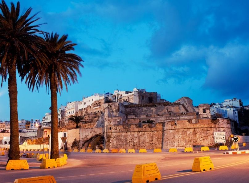 Tanger se trouve au sommet du Maroc et à seulement quelques kilomètres de l'Espagne - par voie d'eau