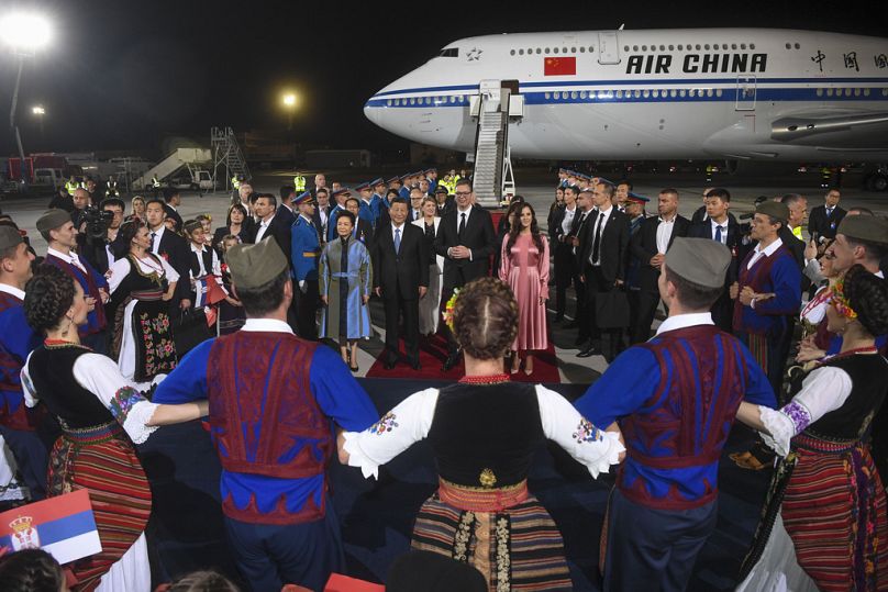 Le président serbe Aleksandar Vucic, au centre droit, accueille le président chinois Xi Jinping, au centre gauche, et son épouse Peng Liyuan à Belgrade, en Serbie, le mardi 7 mai 2024.