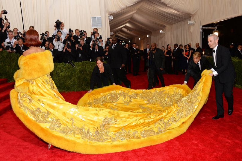 Rihanna arrive au gala-bénéfice du Costume Institute du Metropolitan Museum of Art pour son édition 2015.