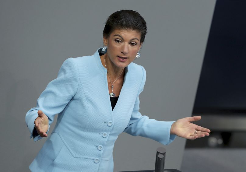 Sahra Wagenknecht, chef de co-faction du Parti de gauche allemand, prononce un discours lors d'une réunion du parlement fédéral allemand, le Bundestag, au bâtiment du Reichstag à Ber