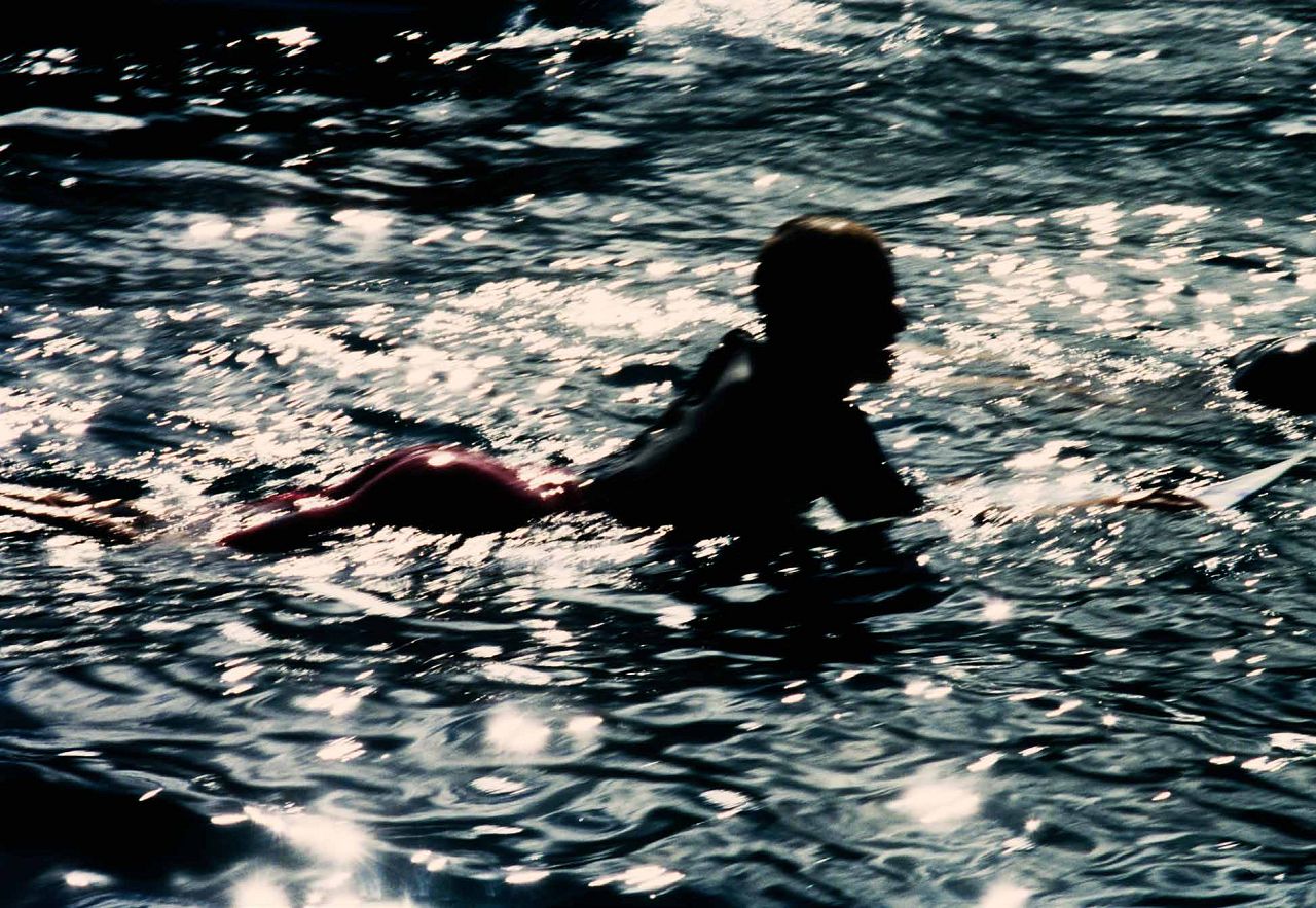 Kelly Slater photographiée en train de surfer