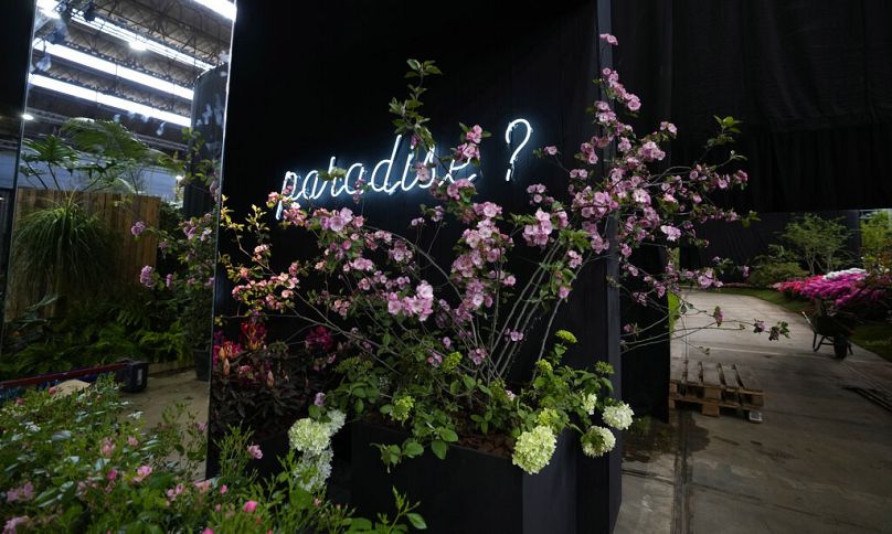 Un panneau au néon indique « Paradise » lors d'une installation aux Floralies de Gand, en avril 2022.