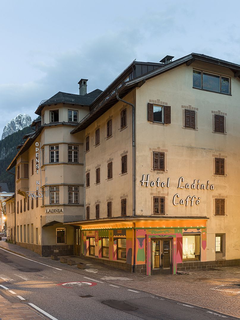 Nassim Azarzar, La lisière de la forêt, 2024. Peinture murale. Dimensions variables. Commandé par la Biennale Gherdëina 9.