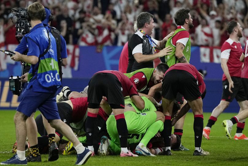 Les joueurs géorgiens célèbrent la fin d'un match du groupe F entre la Géorgie et le Portugal à l'Euro 2024 à Gelsenkirchen, en Allemagne, le mercredi 26 juin 2024.