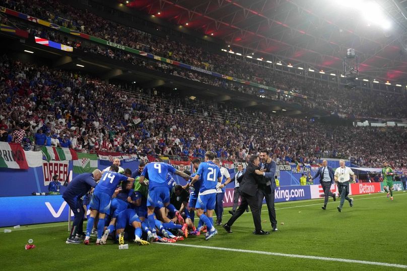 Les joueurs italiens célèbrent Mattia Zaccagni après son égalisation 1-1 contre la Croatie
