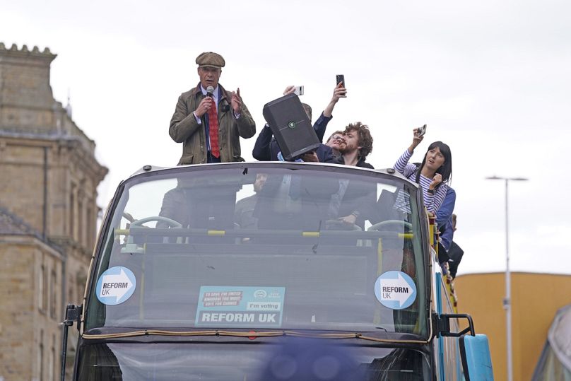 Nigel Farage, leader de la réforme britannique, s'exprime à bord du bus de campagne de Reform UK à Barnsley, en Angleterre.