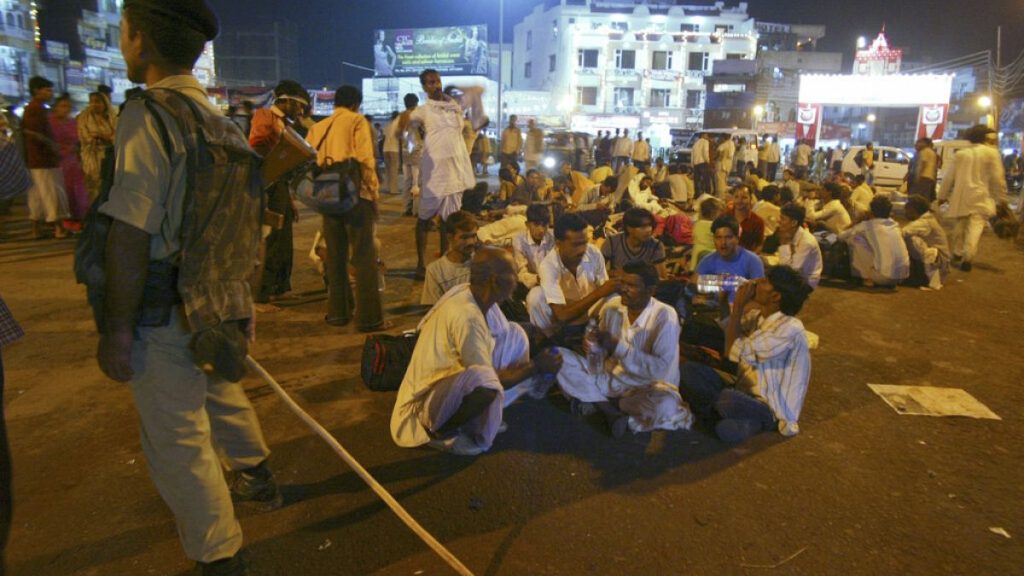 FILE - Indian paramilitary soldier stands guard as pilgrims head to cave shrine of Mata Vaishno Devi. Sept. 22, 2009