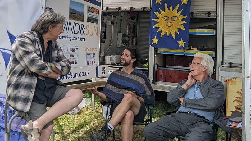 Jonny Walfisz discutant avec Steve Wade et Chris Church