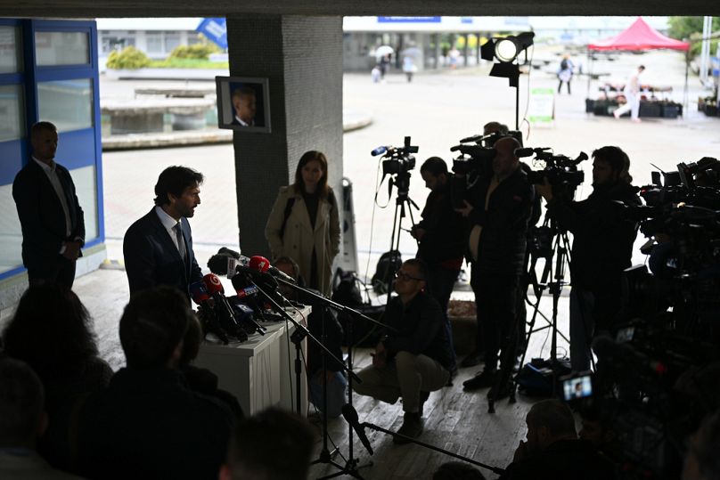Le vice-Premier ministre et ministre de la Défense de Slovaquie, Robert Kalinak, s'exprime lors d'une conférence de presse devant l'hôpital universitaire FD Roosevelt, le 17 mai 2024.