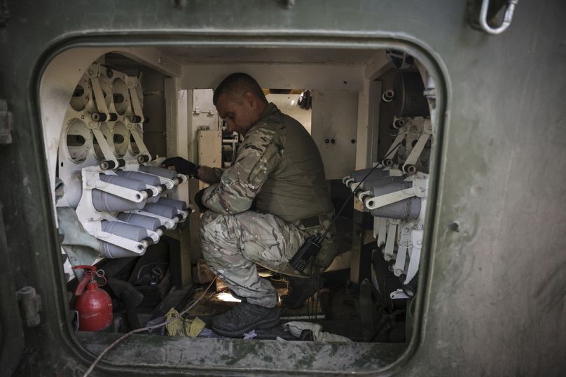 Un militaire se prépare à tirer un 