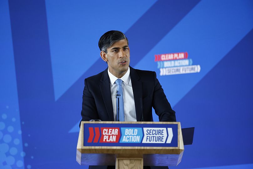 Le Premier ministre britannique Rishi Sunak prononce un discours pour lancer le programme électoral des conservateurs à Silverstone, en Angleterre.