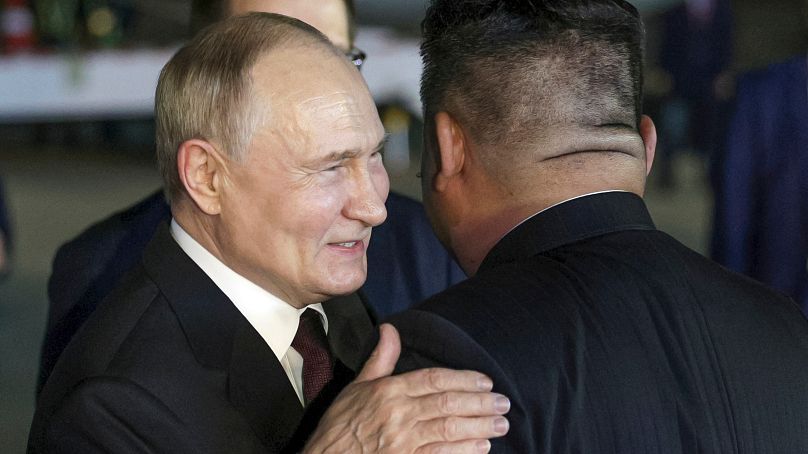 Le président russe Vladimir Poutine et le dirigeant nord-coréen Kim Jong Un se saluent à l'aéroport international Sunan de Pyongyang.