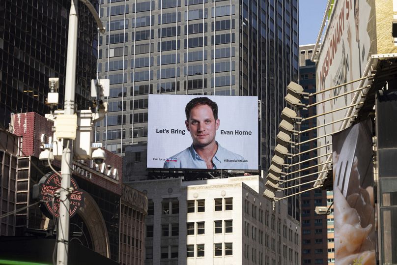 Un panneau publicitaire appelant à la libération du journaliste du Wall Street Journal Evan Gershkovich à Times Square, New York, à l'occasion du premier anniversaire de son emprisonnement en Russie.