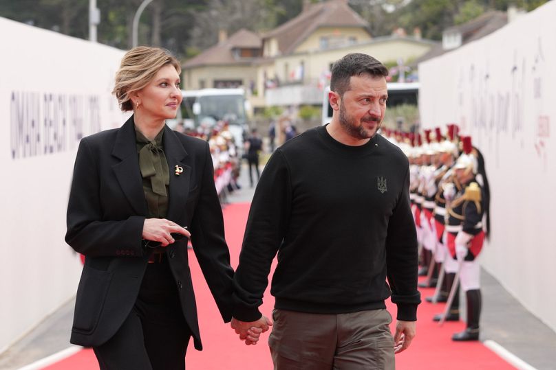 Le président ukrainien Volodymyr Zelenskyy et son épouse Olena Zelenska, arrivent à la cérémonie internationale à Omaha Beach, jeudi 6 juin 2024 en Normandie.