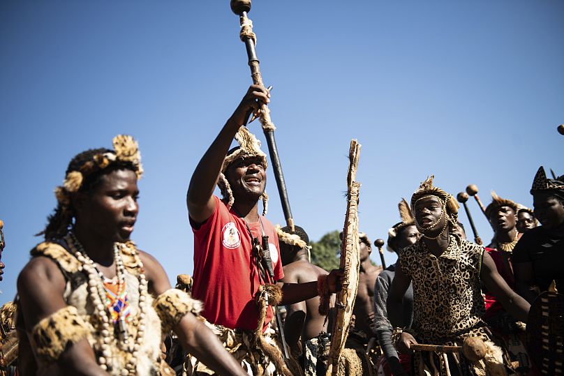 Les personnes en deuil assistent aux funérailles du vice-président du Malawi, Saulos Chilima, à Nsipe, Malawi, le lundi 17 juin 2024.
