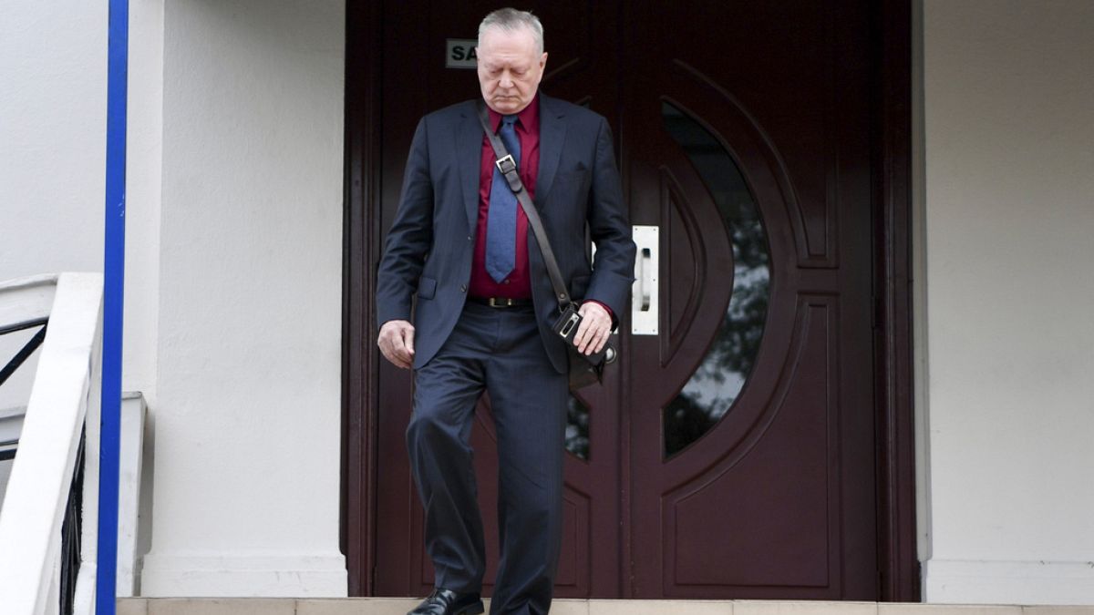 Jürgen Mossack, sócio da sociedade de advogados Mossack-Fonseca, abandona o Supremo Tribunal durante o julgamento do processo de branqueamento de capitais