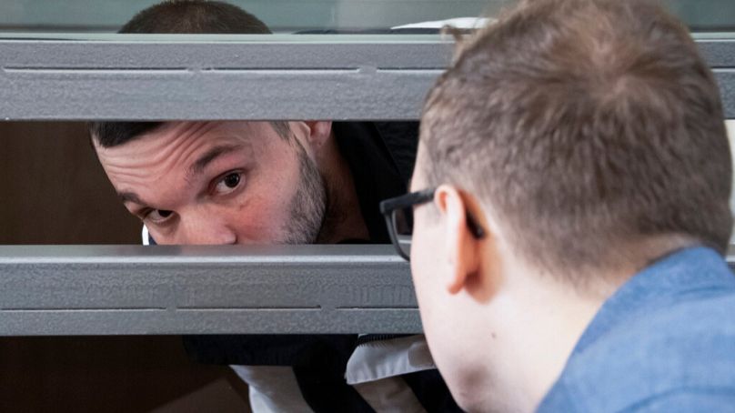 Gordon Black s'entretient avec son avocat au tribunal de Vladivostok.