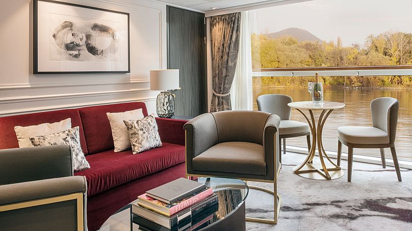 Une suite avec vue sur la rivière sur un navire Riverside Luxury Cruises.