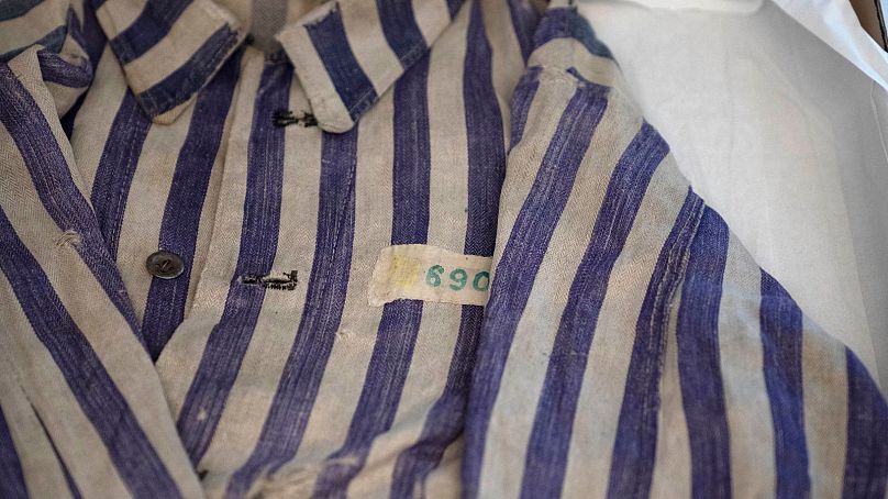 Un uniforme rayé porté par un prisonnier d'un camp de concentration est exposé dans un laboratoire de conservation des textiles lors de l'inauguration du Moshal Shoah Legacy Campus