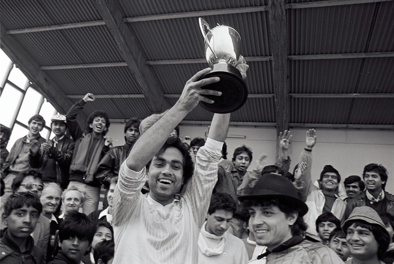 Lloyd Gee, du Mouvement de la jeunesse du Bangladesh, remporte la finale du tournoi de football, 1986