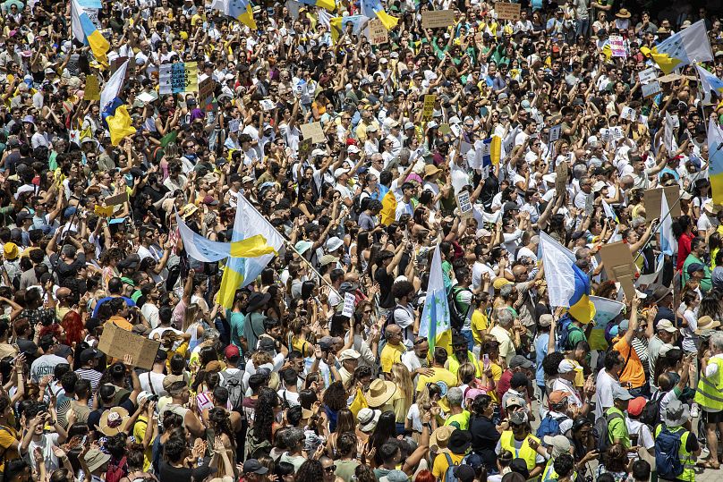 Des manifestants lors d'une manifestation de masse contre le surtourisme à Las Palmas de Gran Canaria, le 20 avril 2024