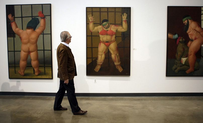 L'artiste colombien Fernando Botero examine son travail lors d'une première exposition complète aux États-Unis