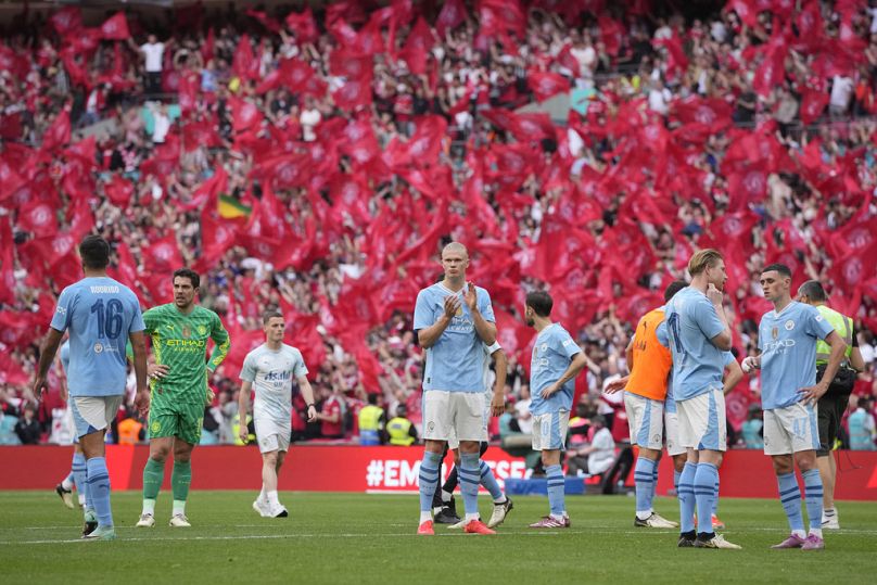 Erling Haaland, de Manchester City, au centre, applaudit les fans à la fin de la finale de la FA Cup anglaise entre Manchester City et West Ham United, le 19 mai 2024.