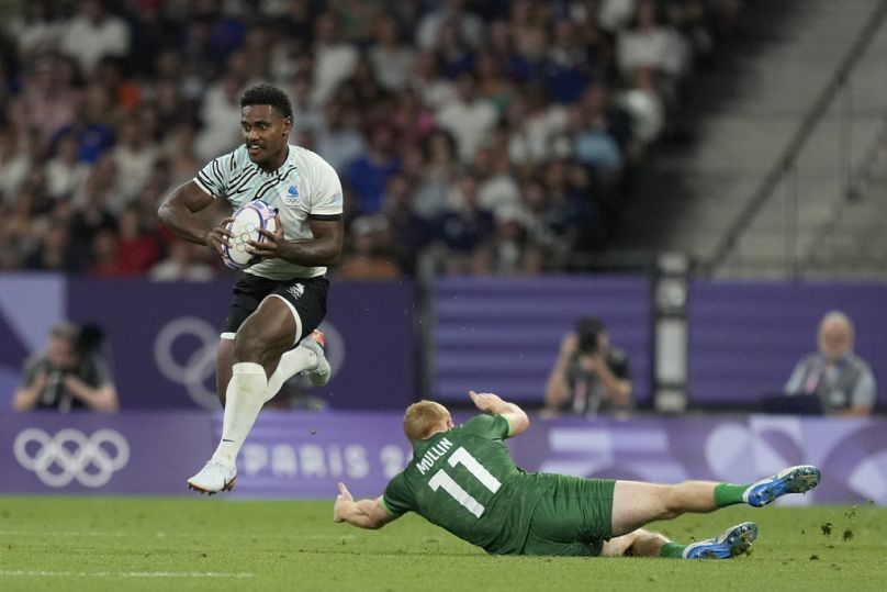 Kaminieli Rasaku des Fidji, à gauche, bat Gavin Mullin d'Irlande lors du quart de finale masculin de rugby à 7 entre les Fidji et l'Irlande