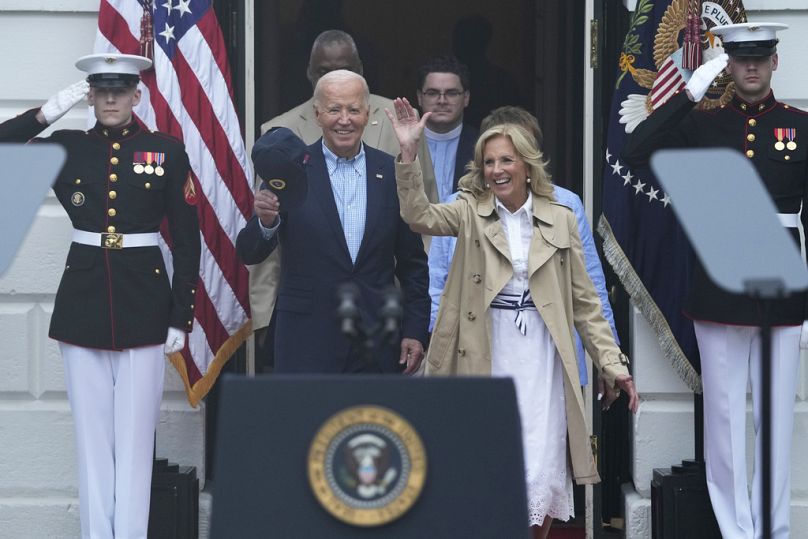 Le président Joe Biden et la première dame Jill Biden arrivent pour parler aux militaires en service actif et à leurs familles, à Washington, le jeudi 4 juillet 2024.