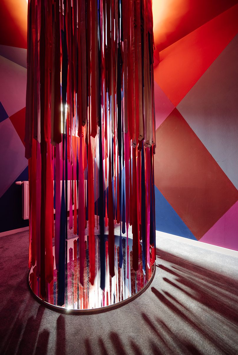 Les expositions présentent l'évolution de cette cravate, vieille de 400 ans et apportée au monde par les soldats croates au XVIIe siècle.