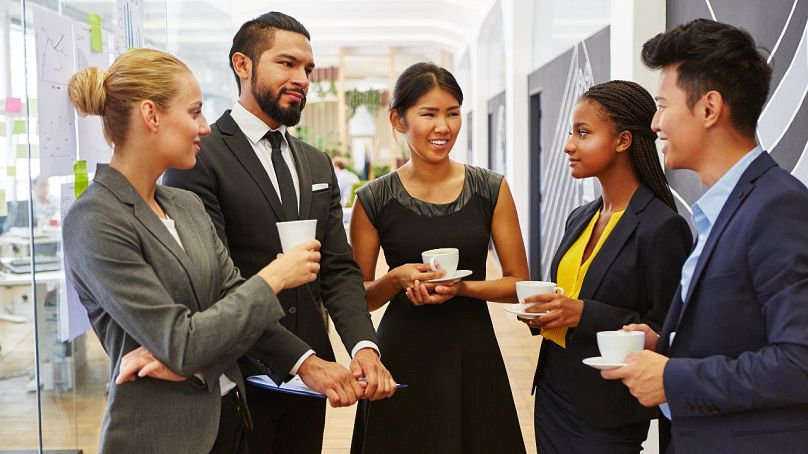 Vos collègues vous évitent en ne vous invitant pas à prendre un café ?