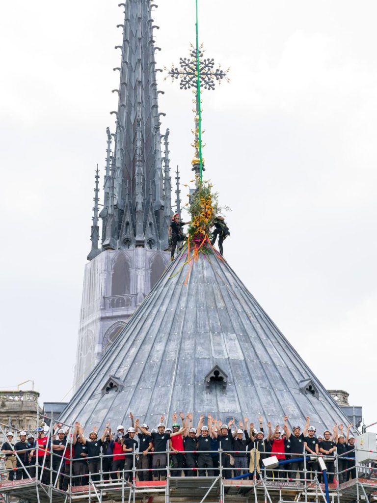 À la veille des Jeux de Paris, les couvreurs du chœur de Notre-Dame parachèvent leur œuvre. Quel symbole ! Fierté française !