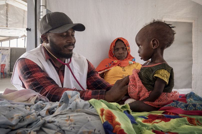 Des enfants soudanais souffrant de malnutrition sont soignés dans une clinique MSF du camp de Metche, au Tchad, près de la frontière soudanaise, le 6 avril 2024