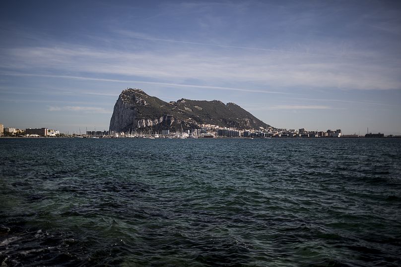 Vue aérienne du rocher de Gibraltar depuis la ville espagnole voisine de La Linea