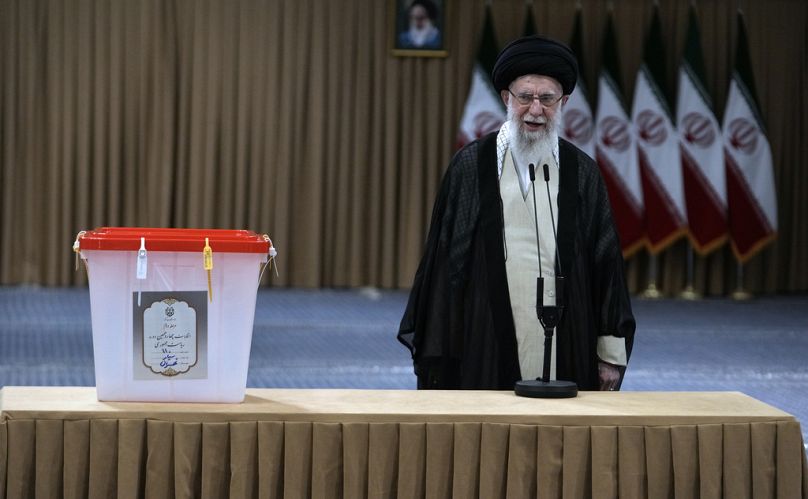 Le guide suprême iranien, l'ayatollah Ali Khamenei, s'exprime après avoir voté pour le second tour de l'élection présidentielle à Téhéran, le 5 juillet 2024