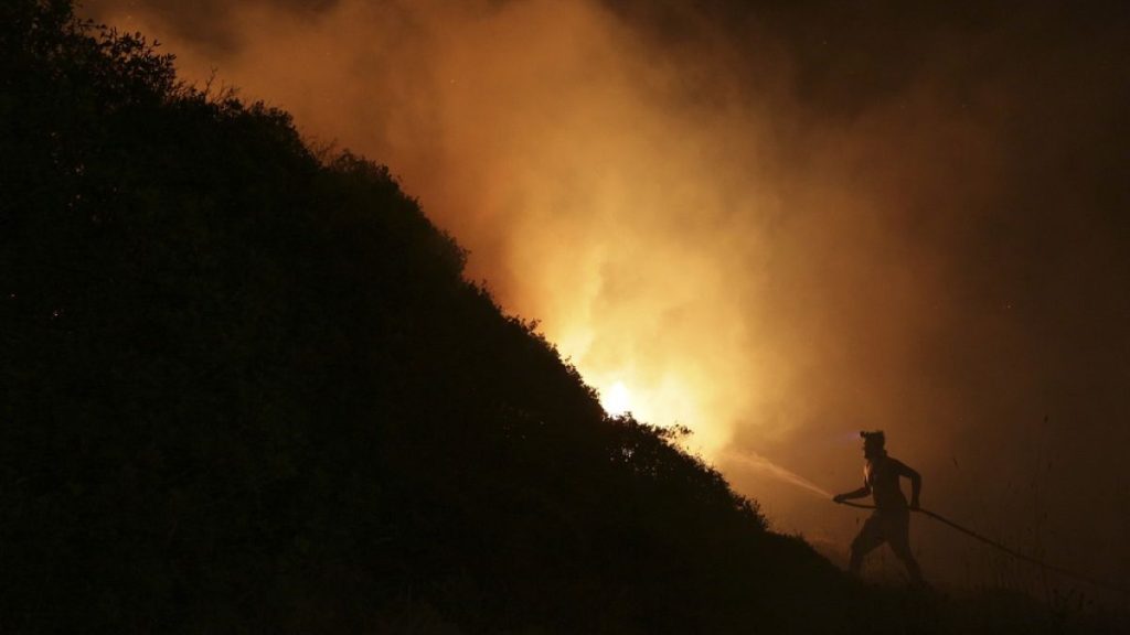 Night efforts to control the wildfires