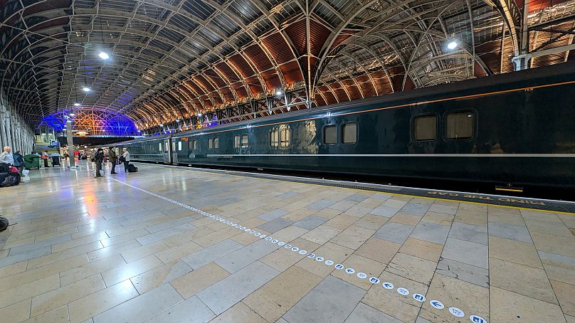 Le train dispose à la fois de voitures voyageurs standard et de cabines-lits.