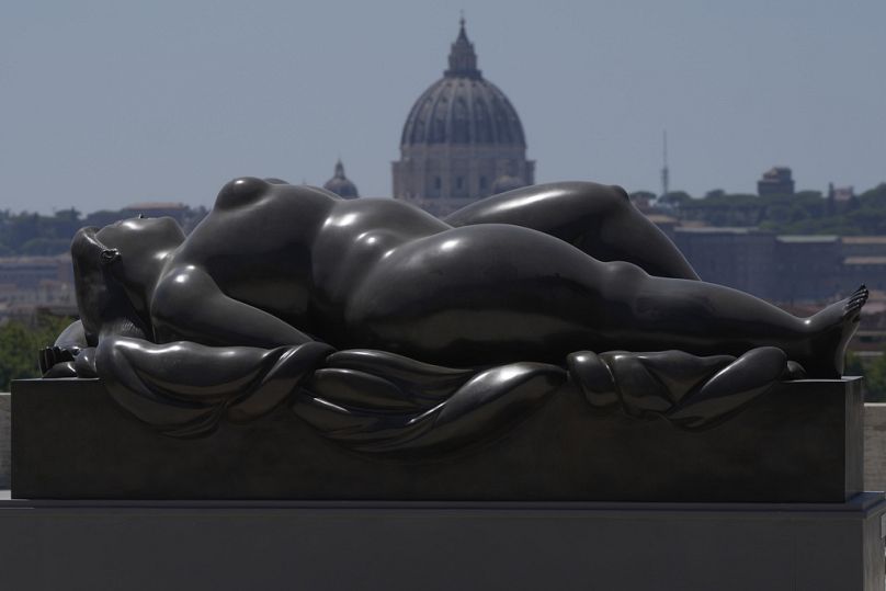 de Botero "Vénus endormie" La sculpture, installée sur la terrasse du Pincio à Rome, semble se trouver devant la basilique Saint-Pierre au Vatican.