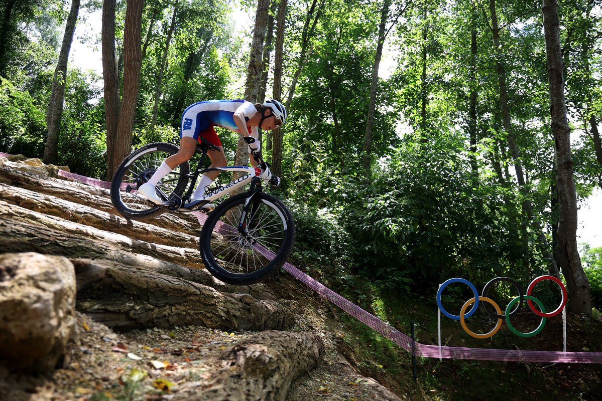 L’OR encore ! Félicitations à Pauline Ferrand-Prévot qui nous offre sur son VTT la deuxième médaille d'or de ces Jeux. Quelle avance, quelle course, un sans faute ! Bravo à Loana Lecomte à qui nous pensons après sa chute mais qui n'a pas démérité.