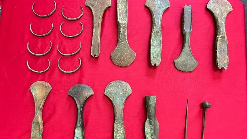 Des objets découverts à Budyně nad Ohří, notamment des haches, des anneaux de bras, des épingles et une pointe de lance, datant d'environ 1600 av. J.-C.