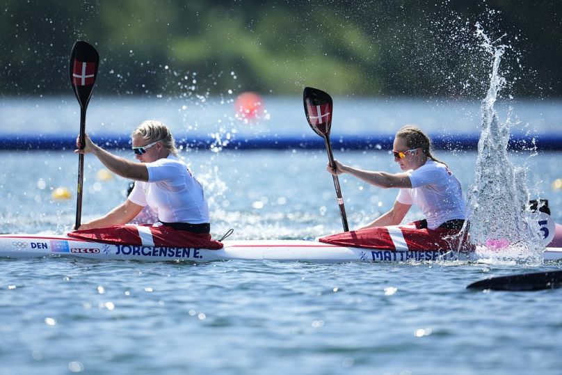Emma Aastrand Jorgensen et Frederikke Hauge Matthiesen du Danemark participent aux quarts de finale du kayak double 500 mètres féminin