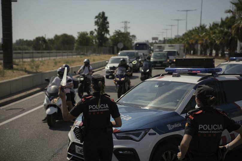 La police catalane contrôle un point de contrôle sur une route de la périphérie de Barcelone alors qu'elle recherche Carles Puigdemont, en août 2024.