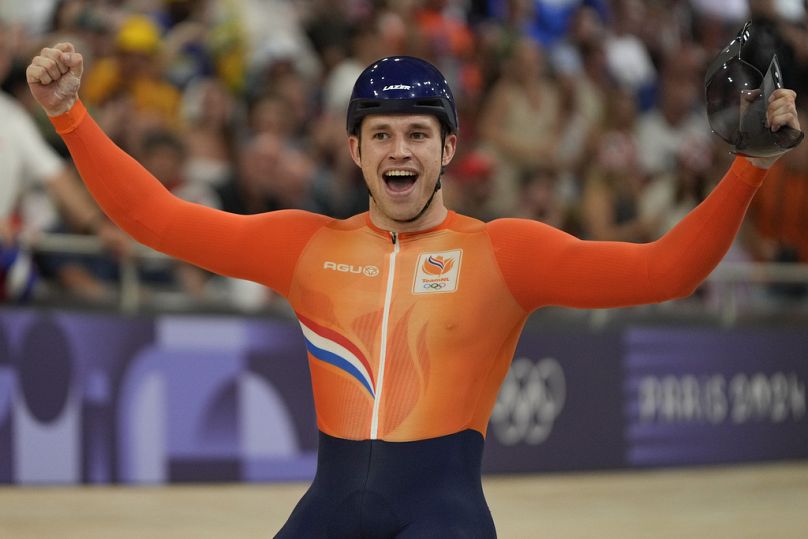 Le Néerlandais Harrie Lavreysen célèbre sa médaille d'or dans l'épreuve de sprint masculin aux Jeux olympiques d'été, le vendredi 9 août 2024